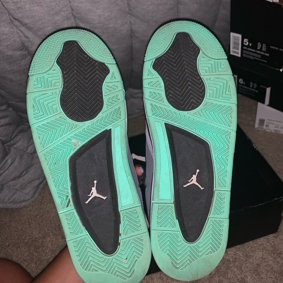 Jordan 4 Green Glow Size 5.5Y - Picture 3 of 6